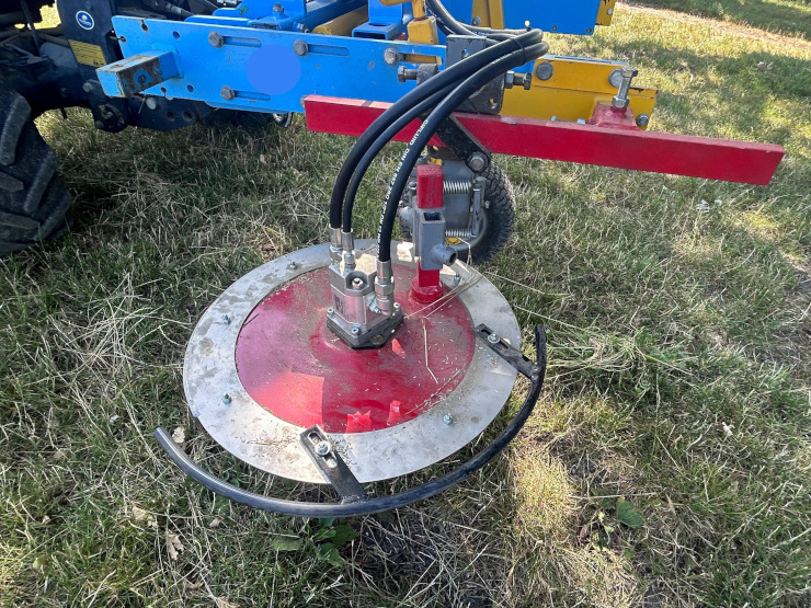 La tondeuse V2-550 d’Egretier est un outil animé hydrauliquement qui s'adapte sur tous les porte interceps ou sur le support autonome.